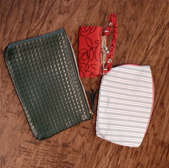 Five random pouches and a lipstick case. - Picture 4 of 4